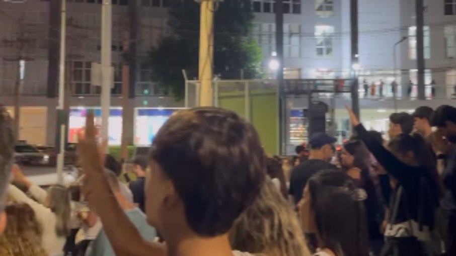 Essa vigília foi realizada na noite de ontem, em frente ao hospital onde Rodrigo estava internado. Essa vigília foi realizada na noite de ontem, em frente ao hospital onde Rodrigo estava internado.