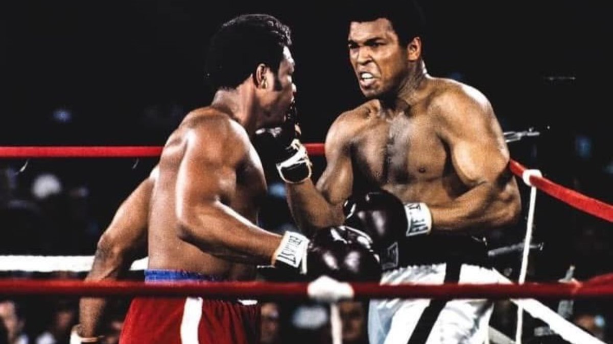 Muhammad Ali nocauteou George Foreman no oitavo round do Rumble in the Jungle, em 1974 Muhammad Ali nocauteou George Foreman no oitavo round do Rumble in the Jungle, em 1974