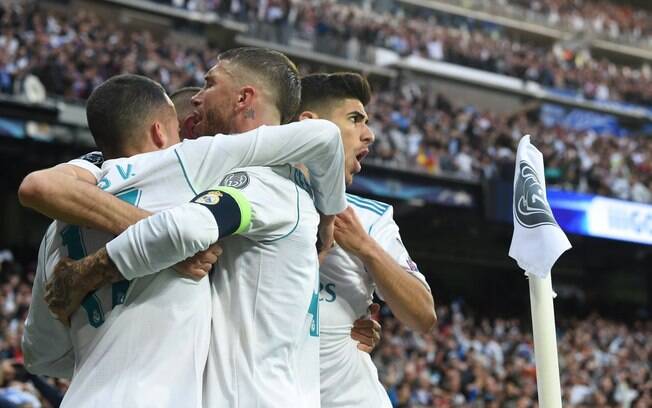 Jogadores do Real Madrid comemoram um dos gols de Benzema que deram a classificação