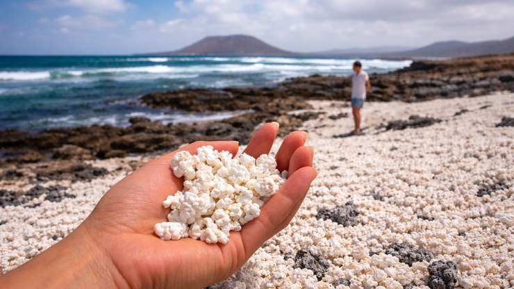 A praia que parece feita de pipoca que viralizou nas redes