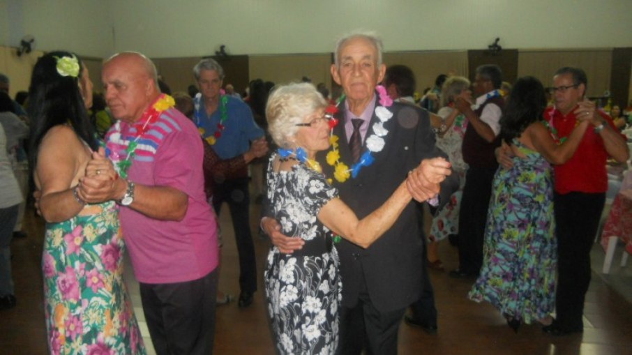 O baile de carnaval é um momento de alegria que  fortalece os laços entre a comunidade