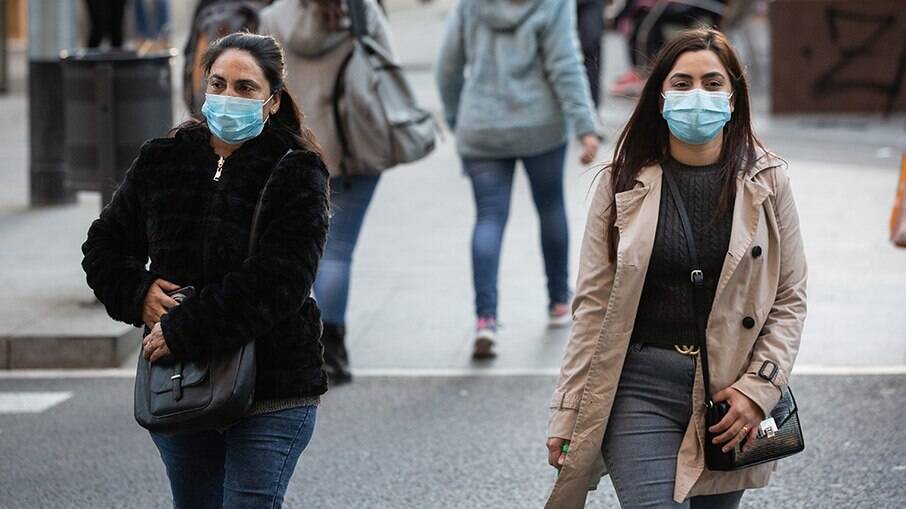 Uso de máscaras em locais abertos divide opinião pública, diz pesquisa