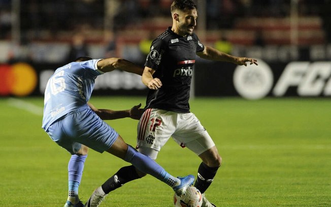 Viña em campo no jogo entre Bolívar e Flamengo