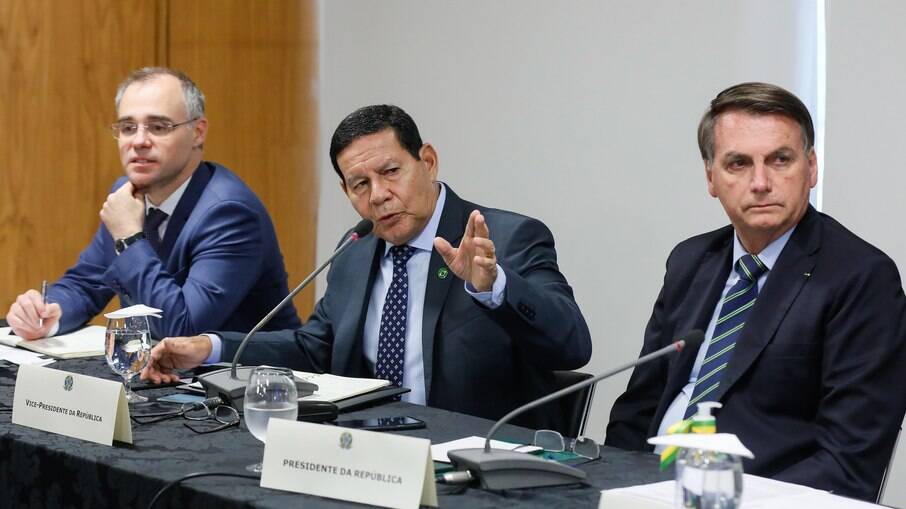 Vice-presidente Hamilton Mourão fala ao lado do presidente Jair Bolsonaro 