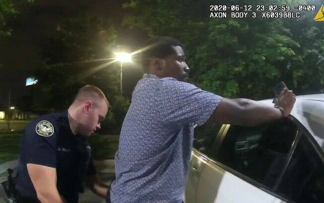 Rayshard Brooks foi abordado pelo oficial Garrett Rolfe em estacionamento, em 12 de junho