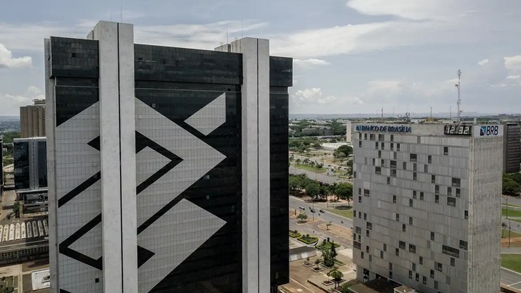 Banco do Brasil termina 2025 com queda de quase 50% no lucro