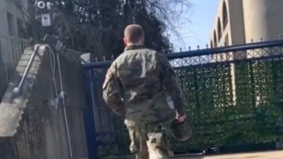 Aaron Bushnell caminha em direção ao portão da Embaixada de Israel