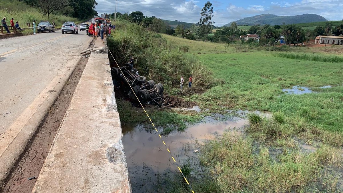 Homem morre após caminhão que dirigia cair de ponte