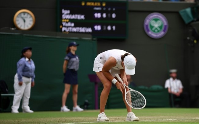 Iga Swiatek após perder um ponto na derrota para Yulia Putintseva na terceira rodada de Wimbledon