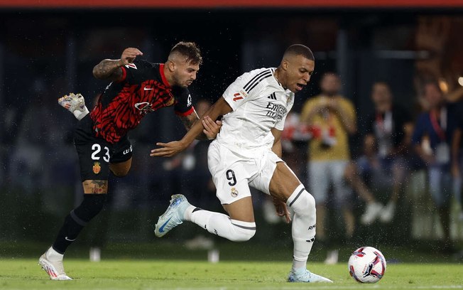 Pablo Maffeo, do Mallorca, tenta marcar Mbappé . No fim da partida o seu time arrancou o 1 a 1 com o Real Madrid