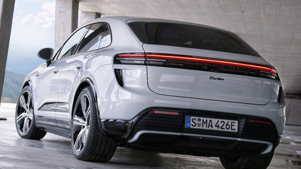 Traseira do Macan EV traz elementos de outros Porsche e se destaca pelo caimento do teto