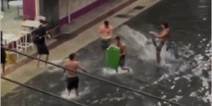 Turistas surfam em alagamento em Balneário Camboriú; veja imagens