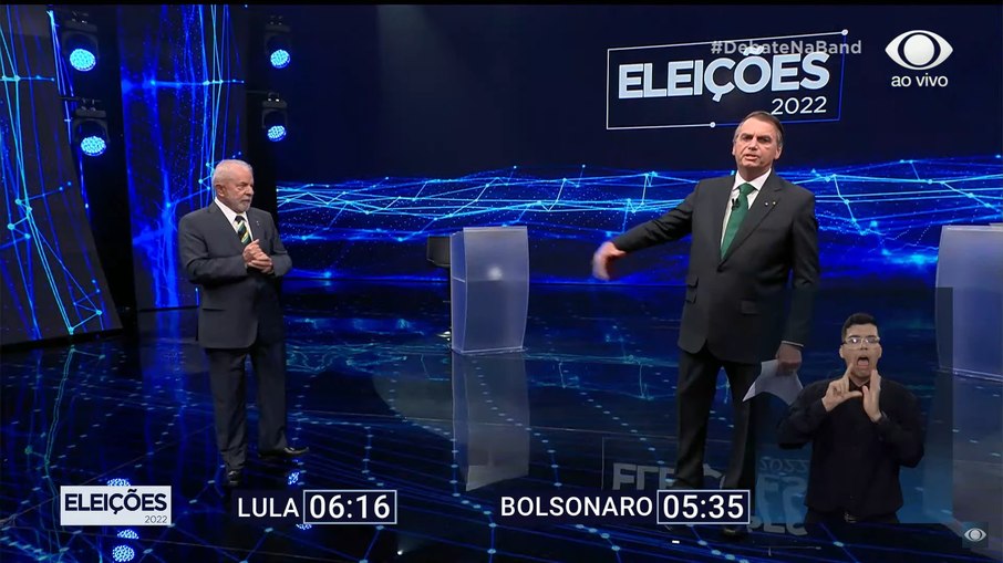 Bolsonaro promete auxílio vitalício caso seja eleito; Lula rebate
