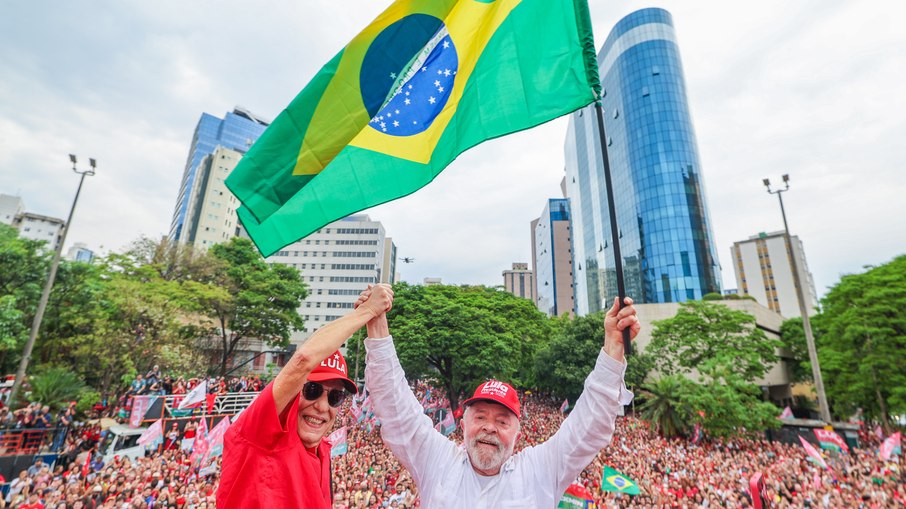 Lula e Chico Buarque durante caminhada em Belo Horizonte (MG)