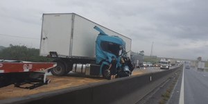 Acidente entre carretas interdita a BR-116 na Presidente Dutra