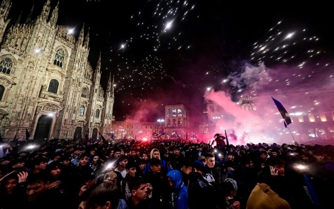 Torcedores do Inter de Milão comemoram o título italiano em frente à catedral da cidade, após a partida da Serie A contra o Milan, no dia 22 de abril de 2024, em Milão.