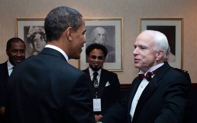 'Ele nos fez presidentes melhores, assim como melhorou o Senado, assim como melhorou este país', disse Obama sobre John McCain, seu ex-rival nas eleições presidenciais de 2008