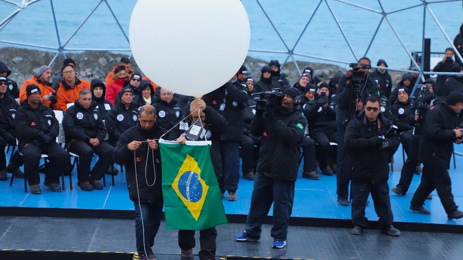 Lançamento balão meteorológico, dando início às pesquisas nas novas instalações da EACF