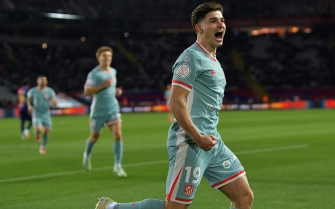 Julián Álvarez comemora após marcar para o Atlético de Madrid no empate em 4 a 4 com o Barcelona nesta terça-feira, pela Copa do Rei