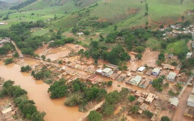 Chuvas provocaram enchentes e destruíram casas em cidades da zona da mata de Minas Gerais