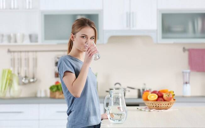 Manter o corpo hidratado e ter uma alimentação balanceada são algumas medidas que ajudam a evitar cãibras