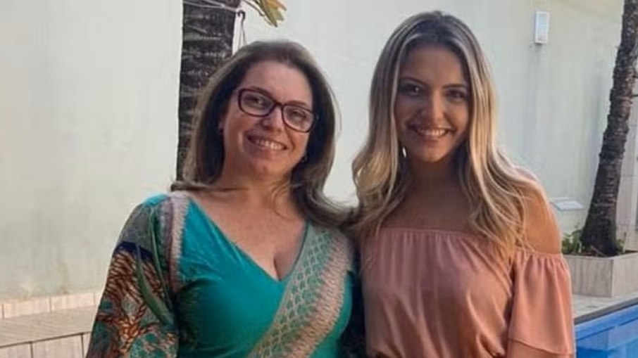 Maria Elisabete, de 56 anos, e Cibele Marchis, de 28 anos, mãe e filha que morreram vítimas de câncer em um intervalo de 10 horas em Mogi Guaçu (SP) Maria Elisabete, de 56 anos, e Cibele Marchis, de 28 anos, mãe e filha que morreram vítimas de câncer em um intervalo de 10 horas em Mogi Guaçu (SP)