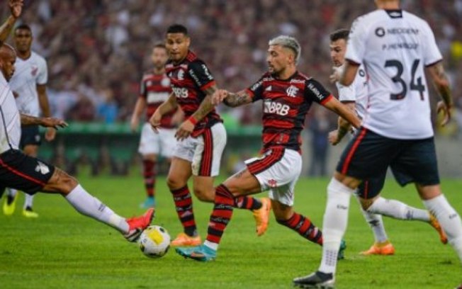 Torcedores do Flamengo brigam entre si e homem sai sangrando após empate na Copa do Brasil