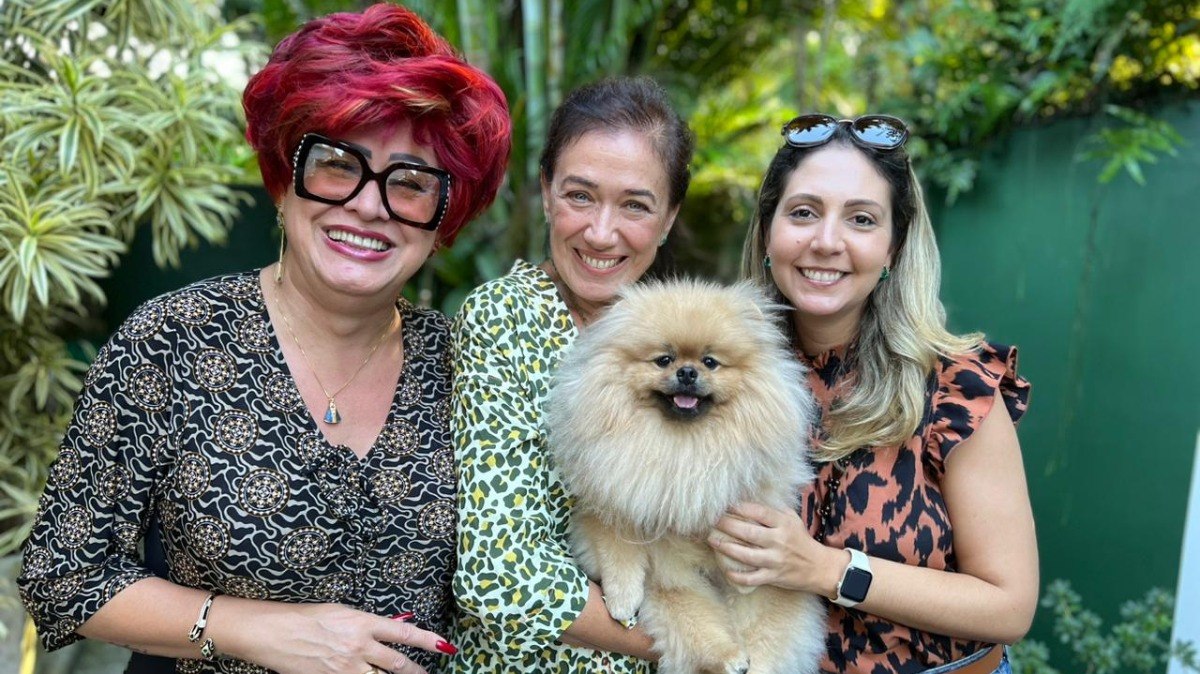 Nany People, a atriz Lilia Cabral com seu cachorrinho Valentino, e a assessora de comunicação Maísa Capobiango