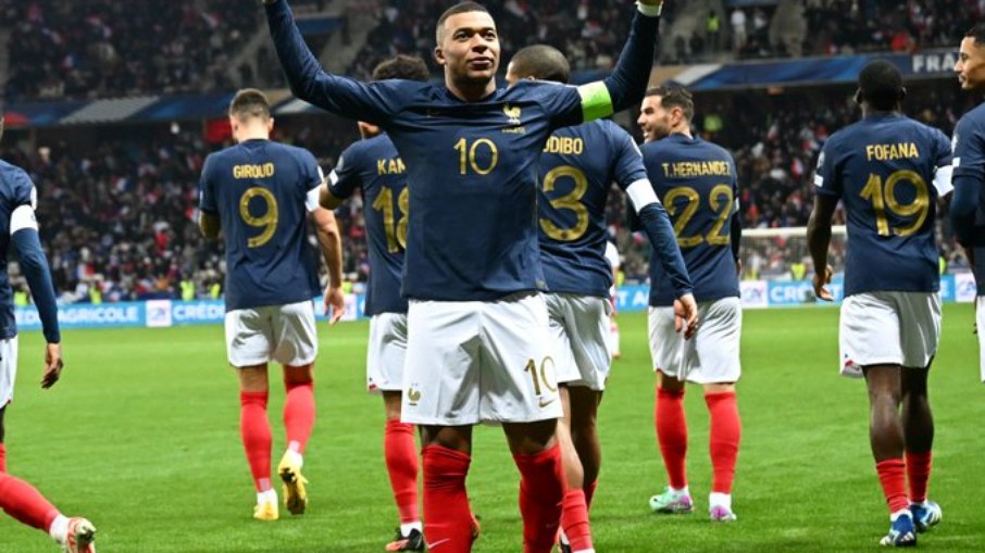 Mbappé faz 3 e França vence por 14 a 0