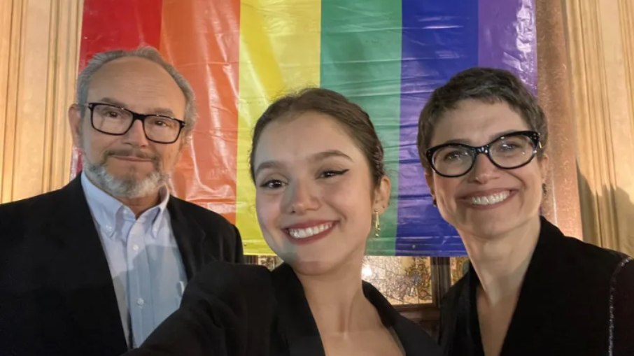 Sandra Annenberg apoia a comunidade LGBTQIA+ com o marido e a filha