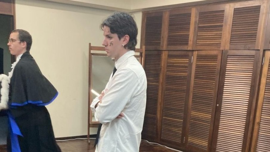 Aluno pinta rosto com suástica na UFRGS Aluno pinta rosto com suástica na UFRGS