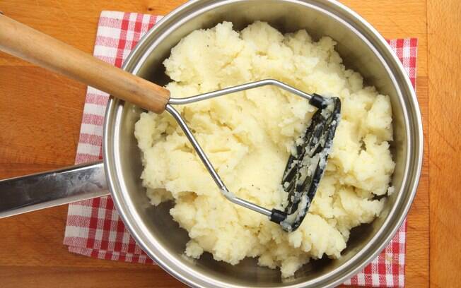 A batata pode ser amassada quando você espeta um garfo e ele sai suavemente