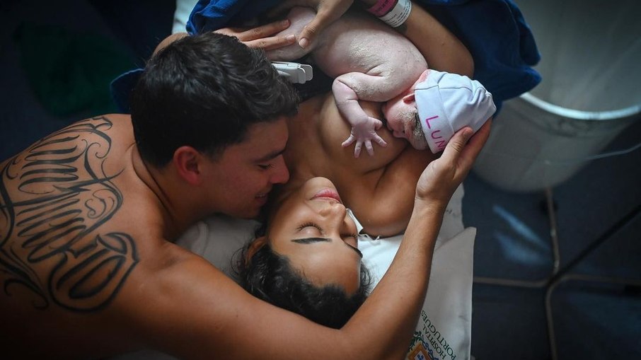 Mirella Santos e Gabriel Farias com a filha Luna