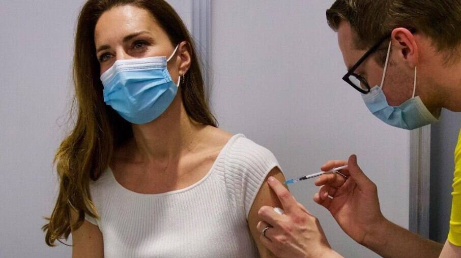 Kate Middleton recebe vacina contra a Covid-19 