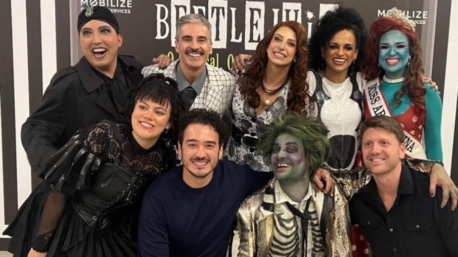 Marcos Veras e Daniel Zukerman prestigiam sessão de 'Beetlejuice, O Musical' 