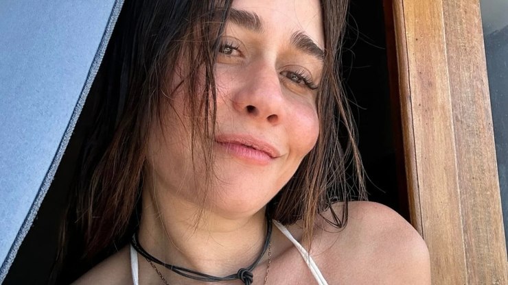 Aos 54, Alessandra Negrini posa de top e shortinho e recebe elogios até pelos pés