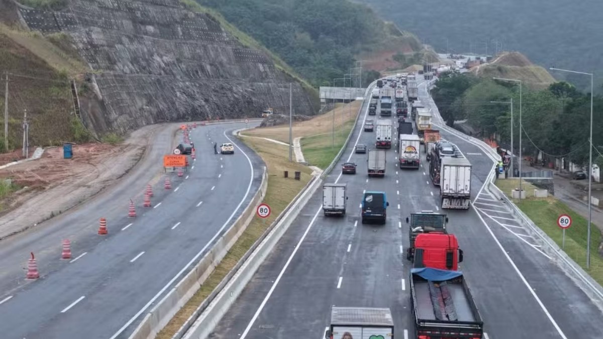 Veículos transitando pelo trecho entregue Veículos transitando pelo trecho entregue