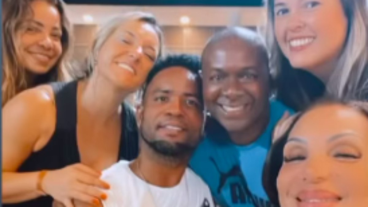Carlos Alberto aparece em vídeo ao lado de supostos vizinhos do condomínio onde mora no Rio de Janeiro
