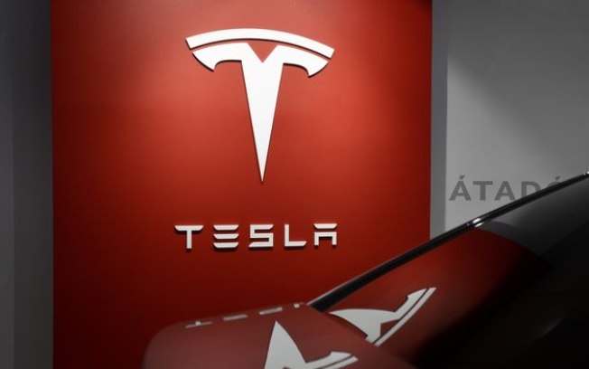 Tesla faz recall de 2 milhões de carros por problemas no piloto automático