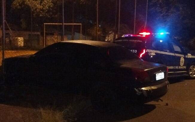 Motorista embriagado é detido após bater carro em alambrado