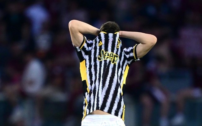 O jogador turco da Juventus, Kenan Yildiz, lamenta o empate sem gols de seu time contra o Torino pela 32ª rodada da Serie A em Turim, no dia 13 de abril de 2024