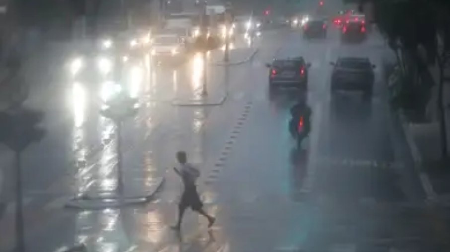 Ruas da capital mineira ficaram alagadas nesta quinta (30) Ruas da capital mineira ficaram alagadas nesta quinta (30)