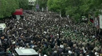 Multidão se reúne em despedida do presidente do Irã