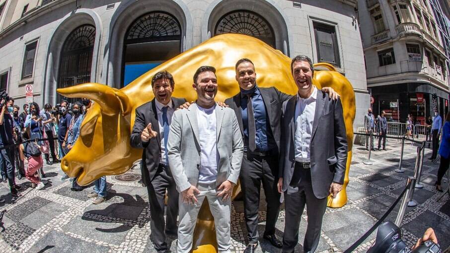 Inspirada por Wall Street, B3 ganha escultura do Touro de Ouro em São Paulo
