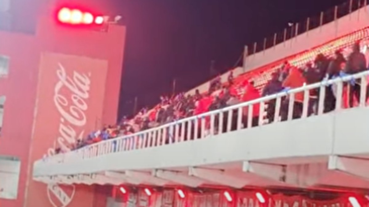 Torcedores da La U estavam na arquibancada superior, invadida por torcedores do Independiente