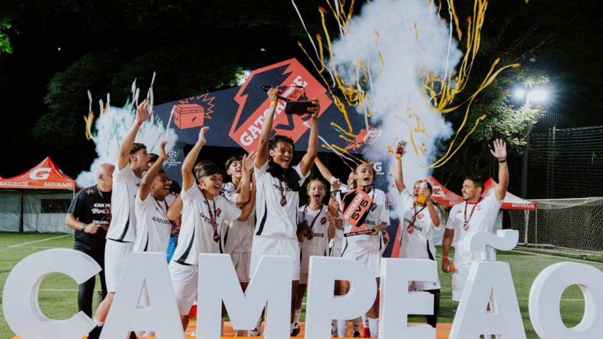 Jovens embarcam para defender o título masculino e conquistar também o feminino, em busca da possibilidade de assistir à final da UEFA Champions League in loco Jovens embarcam para defender o título masculino e conquistar também o feminino, em busca da possibilidade de assistir à final da UEFA Champions League in loco