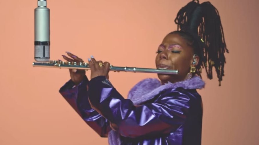 Além de cantora também é flautista
