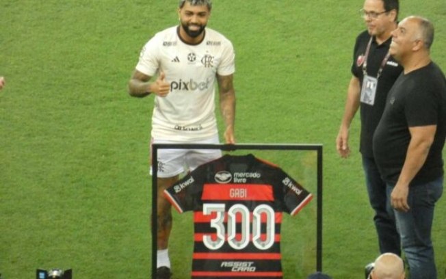 Gabigol recebe a camisa com número 300