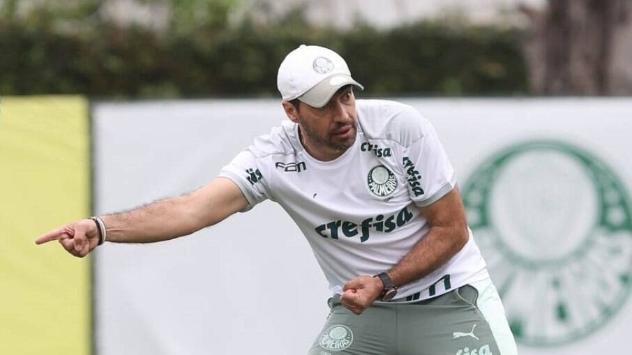 Abel Ferreira comanda treino do Palmeiras antes de enfrentar a Chapecoense