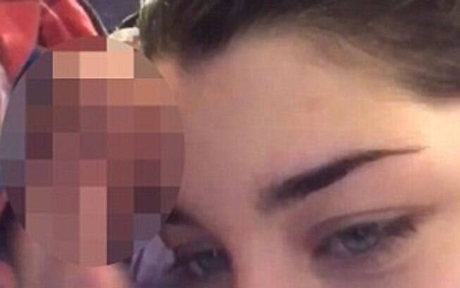 Jovem usou testículos do namorado para aplicar maquiagem e viralizou na internet, recebendo atenção de webcelebridades